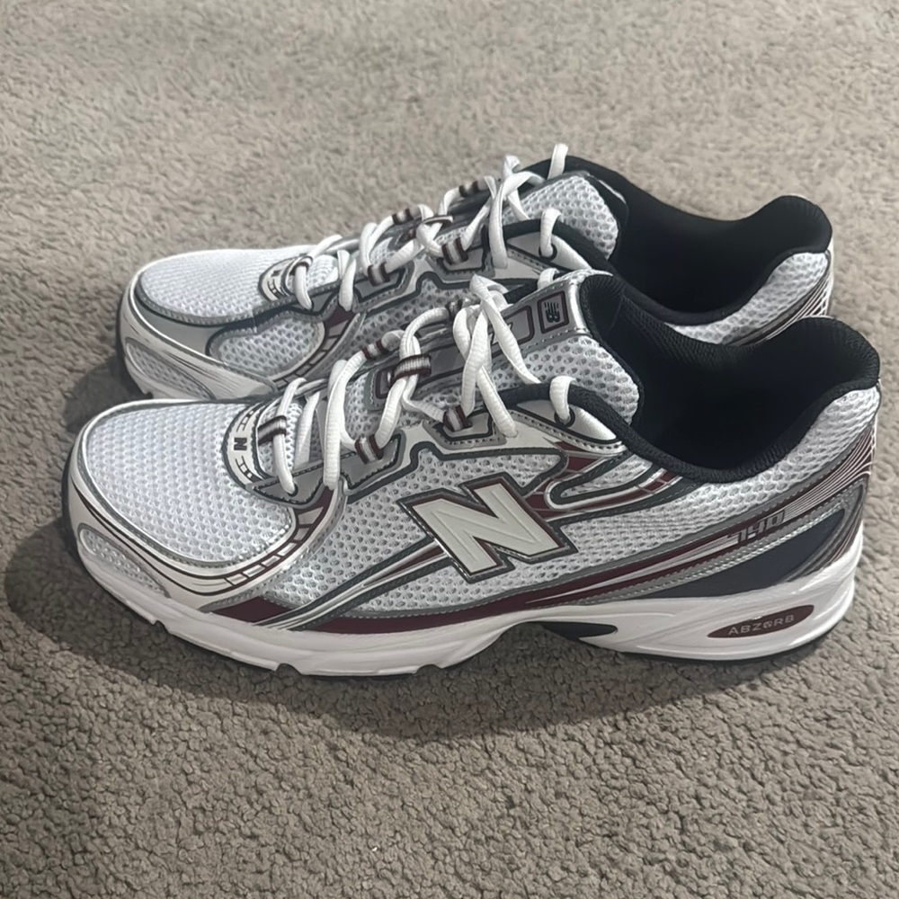 New Balance Men’s White and Maroon Athletic Running Shoes - Picture 3 of 5